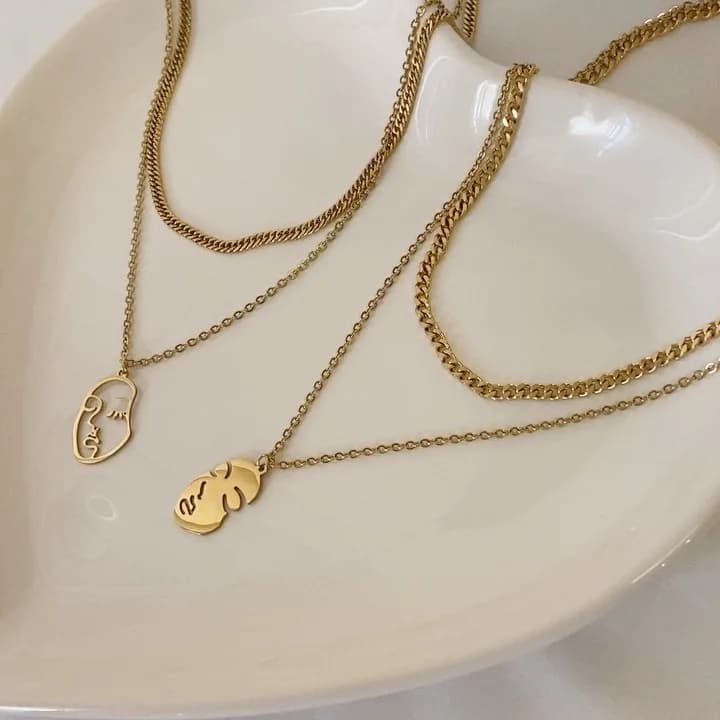 گردنبند استیل مینیمال، رنگ طلایی، جنس فلز، گردنبند چندرشته‌ای پلاک صورت