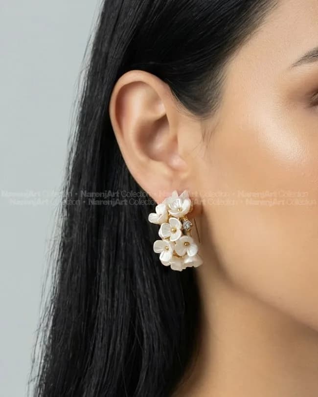 گوشواره میخی گل، رنگ سفید و طلایی، طرح گلدار، گل‌های کوچک متصل