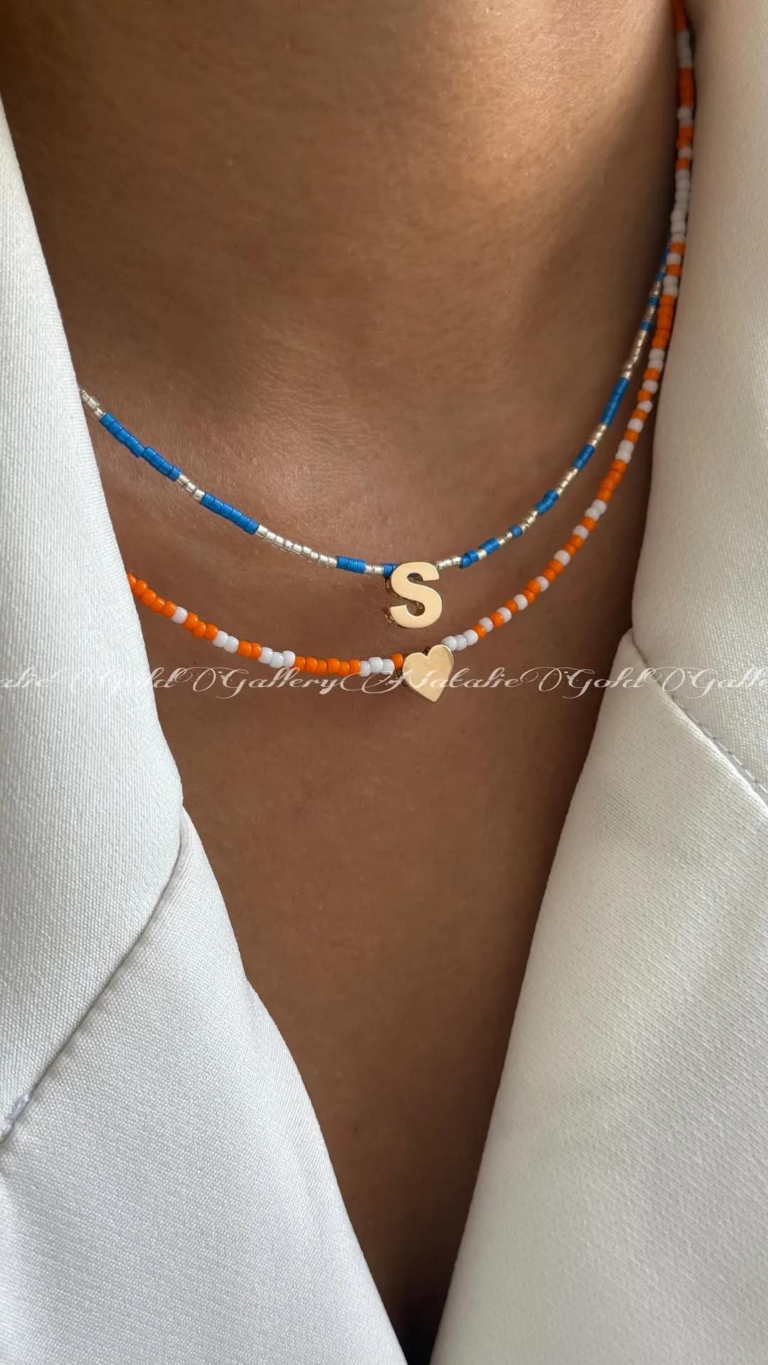 گردنبند میوکی و طلا، رنگ آبی، نارنجی، سفید و طلایی، جنس فلز، ست دو تایی مهره‌ای با آویز حرف و قلب