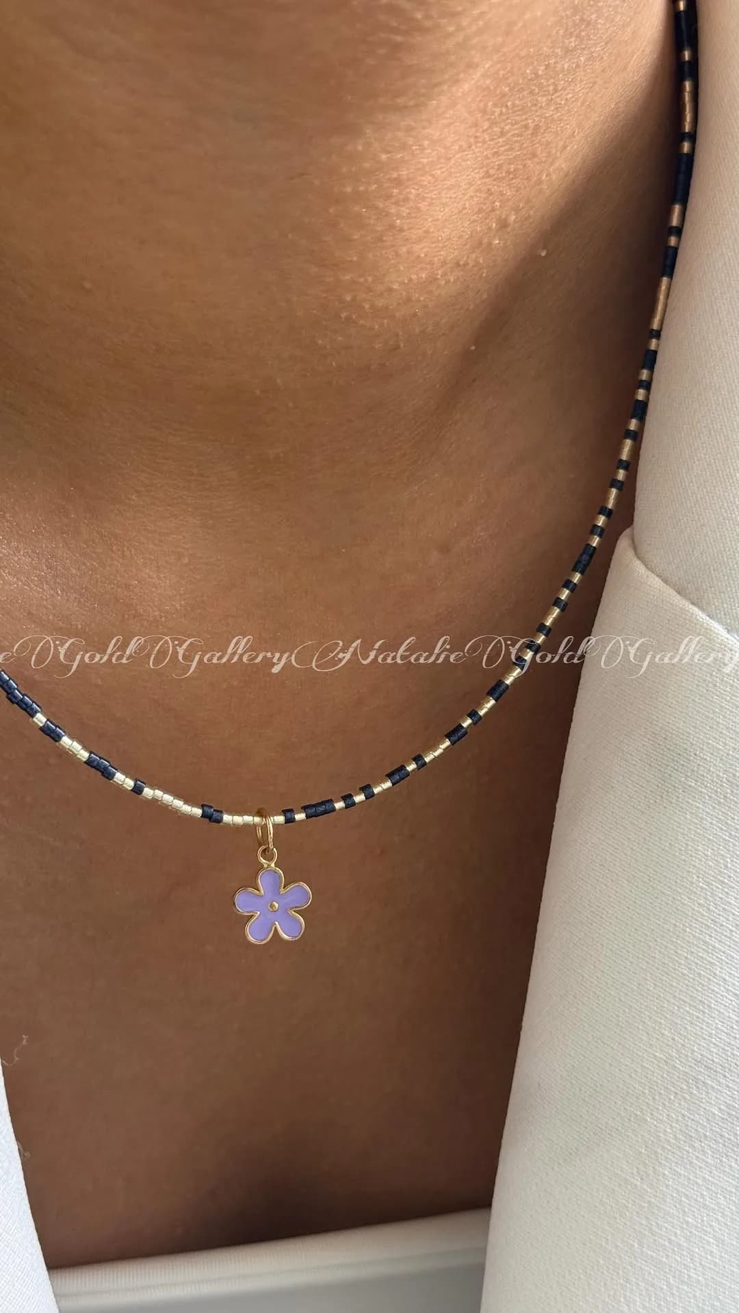 گردنبند میوکی با پلاک طلا، رنگ مشکی، طلایی و یاسی، گردنبند مهره‌ای با آویز گل