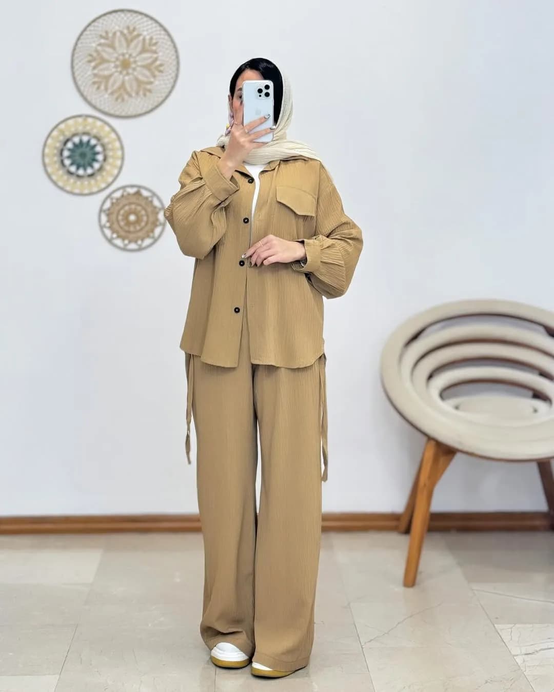 شومیز شلوار آیوا کد ۲۰۵۲۹، رنگ کرم، کوتاه، یقه مردانه، آستین بلند، گشاد
