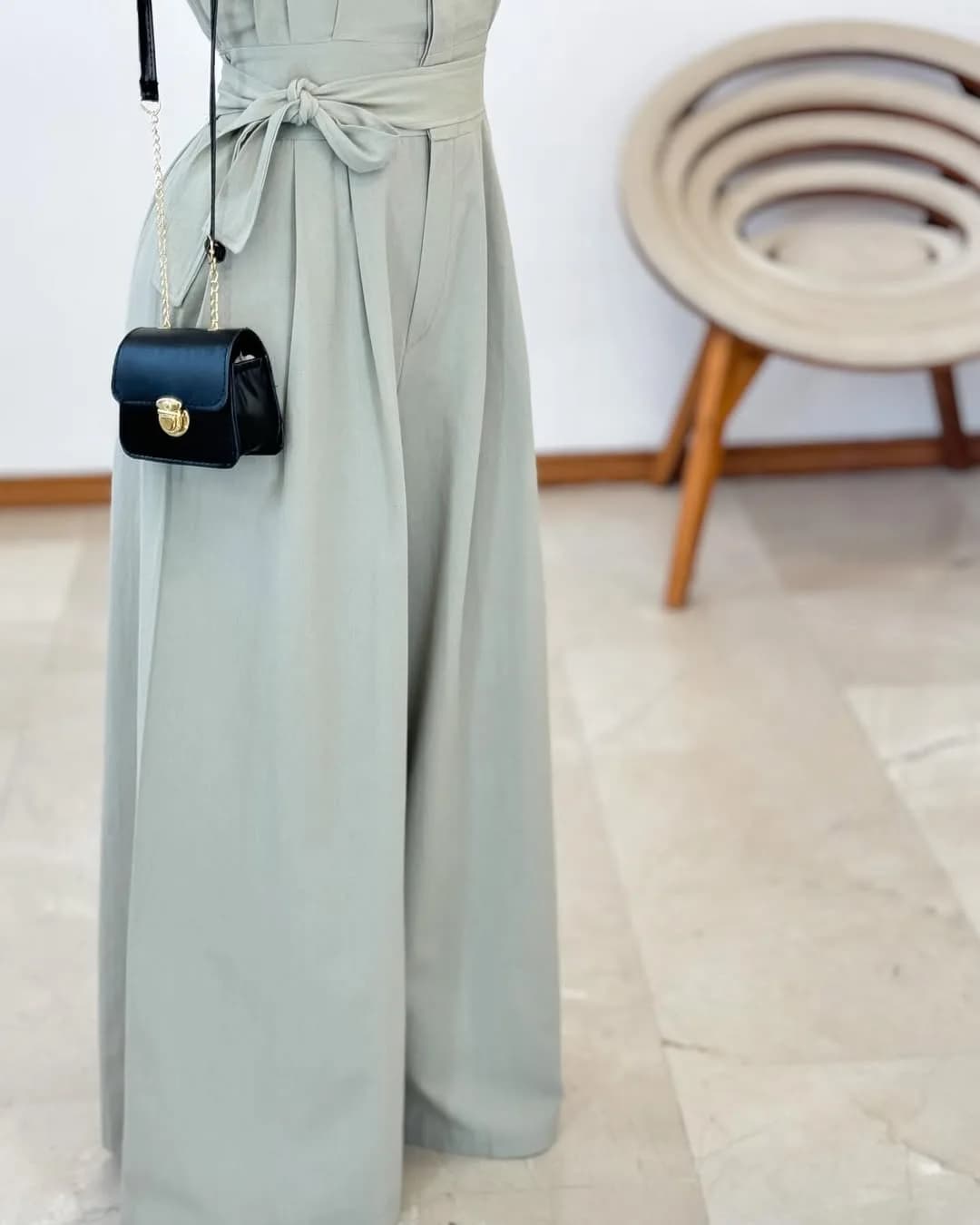 اورال بگ لینن — رنگ طوسی — نمای جزئیات — کمربند پارچه‌ای
