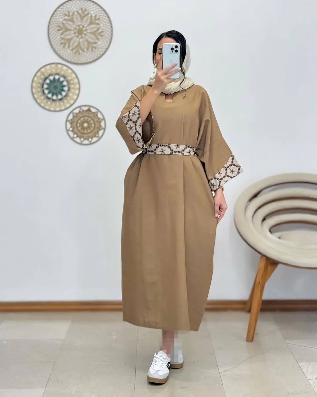 کفتان کمردار سوزن دوزی — رنگ خاکی — نمای روی‌تن — کمربند