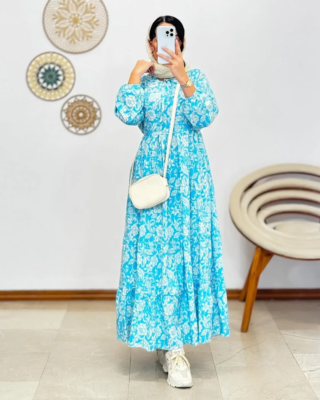 پیراهن زنانه بلند، رنگ آبی روشن و سفید، طرح گلدار، ماکسی بلند، آستینبلند