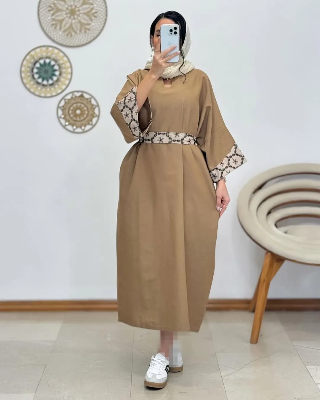 کفتان کمردار سوزن دوزی لینن — رنگ خاکی — نمای روی‌تن — کمردار