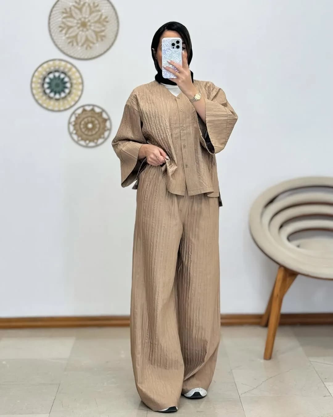 کت شلوار ژاکارد پلیسه — رنگ بژ — نمای رویتن — کت