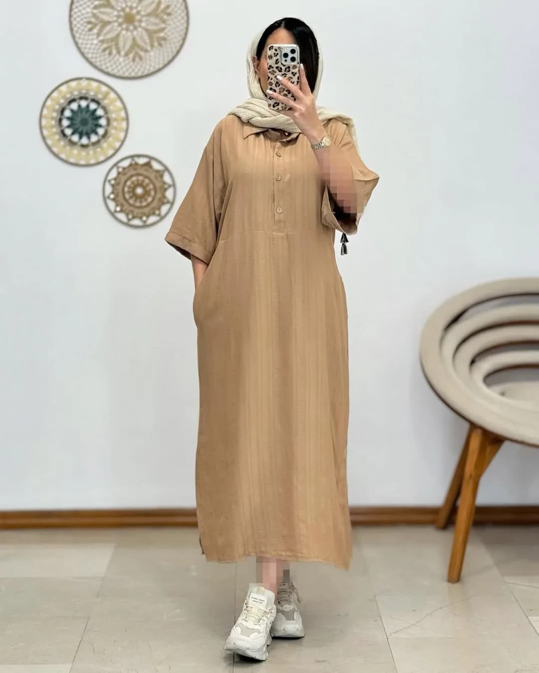 پیراهن دکمه چوبی — رنگ خاکی — نمای رویتن — دکمه چوبی