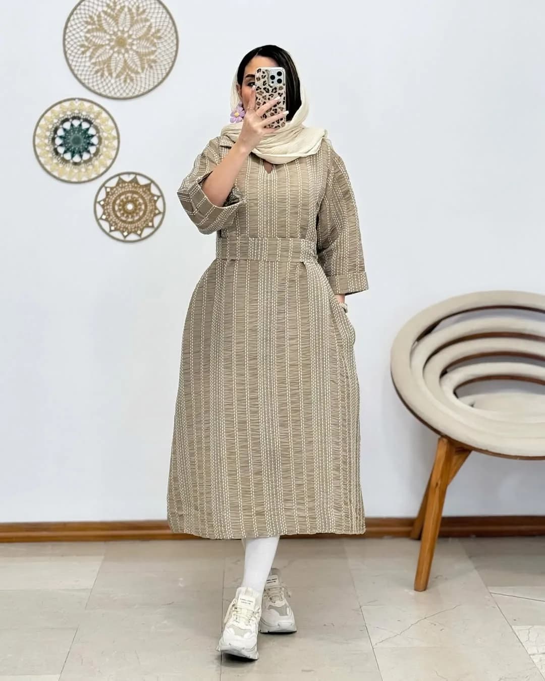 پیراهن کمردار کوکدوزی — رنگ خاکی — نمای رویتن — کمردار