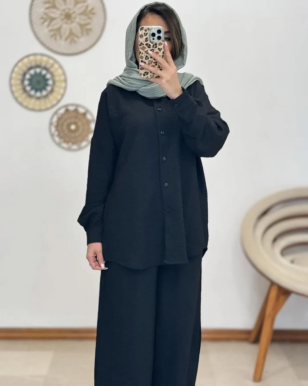 ست شومیز و شلوار لینن — رنگ مشکی — نمای رویتن — شومیز دکمهدار