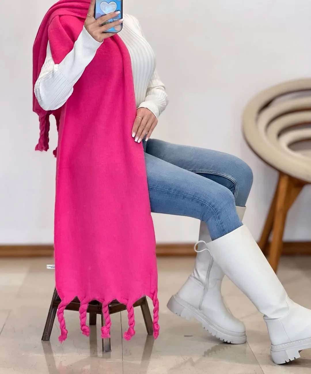 شال ساده رنگی پشمی، رنگ سرخابی و سفید، جنس بافتنی و چرم، بلند ریشه دار