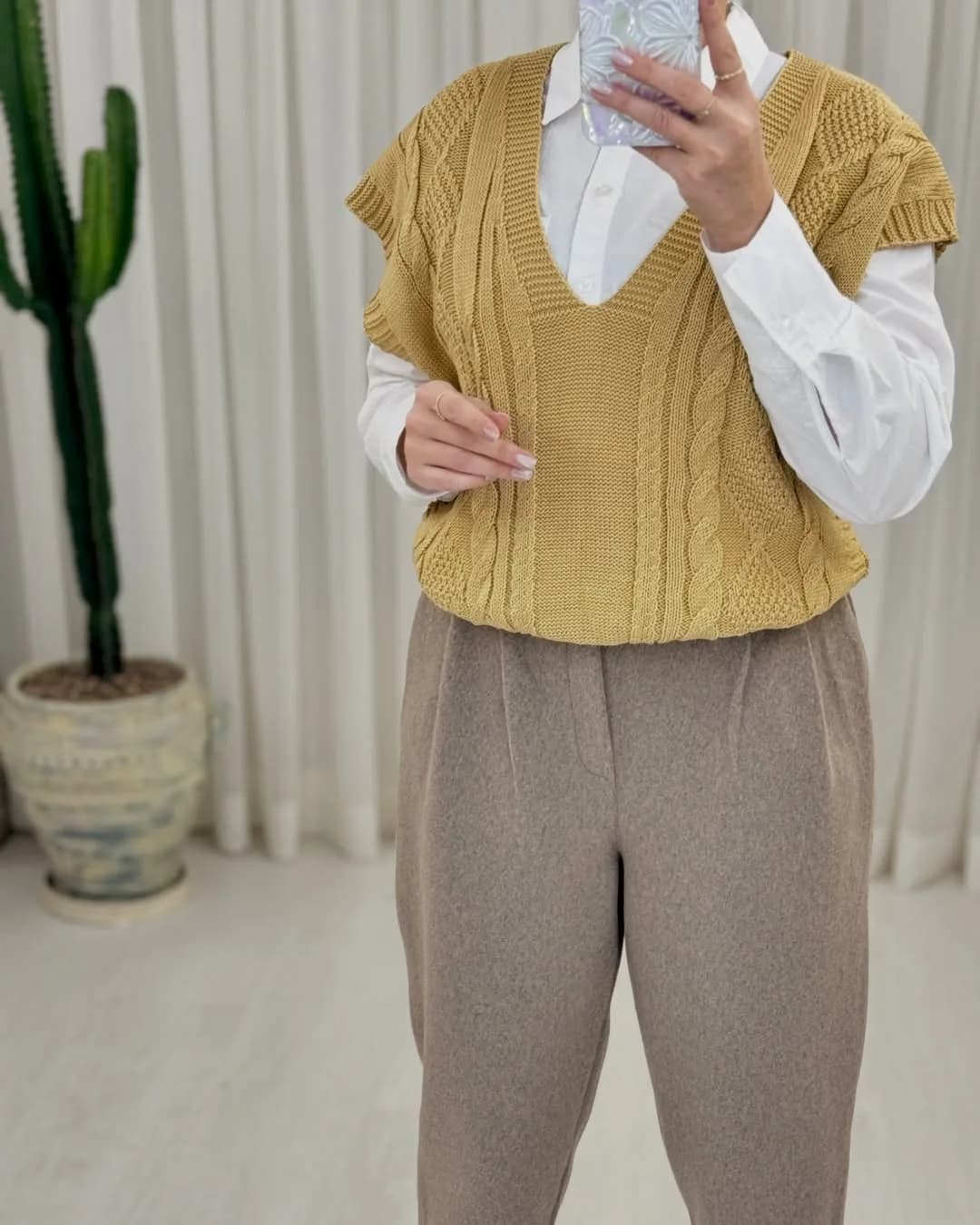 ژیله گیس بافت — رنگ خردلی — نمای روی‌تن — یقه وی