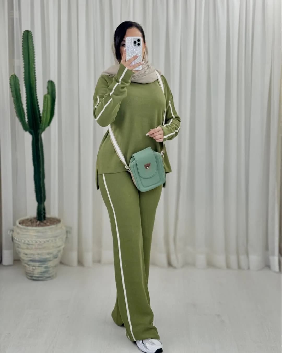 ست بلوز و شلوار زنانه — رنگ زیتونی — نمای روی‌تن — تونیک