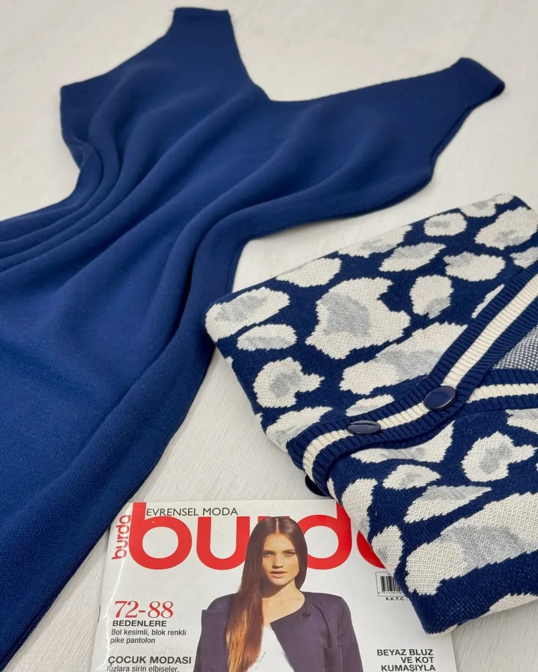 ست سارافن و ژاکت پلنگی — رنگ سرمهای — نمای چندکالا — طرح پلنگی