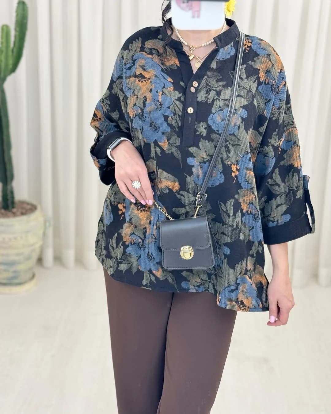 شومیز میلان کد ۳۰۲۵۱، رنگ مشکی، آبی و قهوه ای، جنس ساتن، طرح گلدار، بلند، یقه هفتی، آستین سه ربع، گشاد