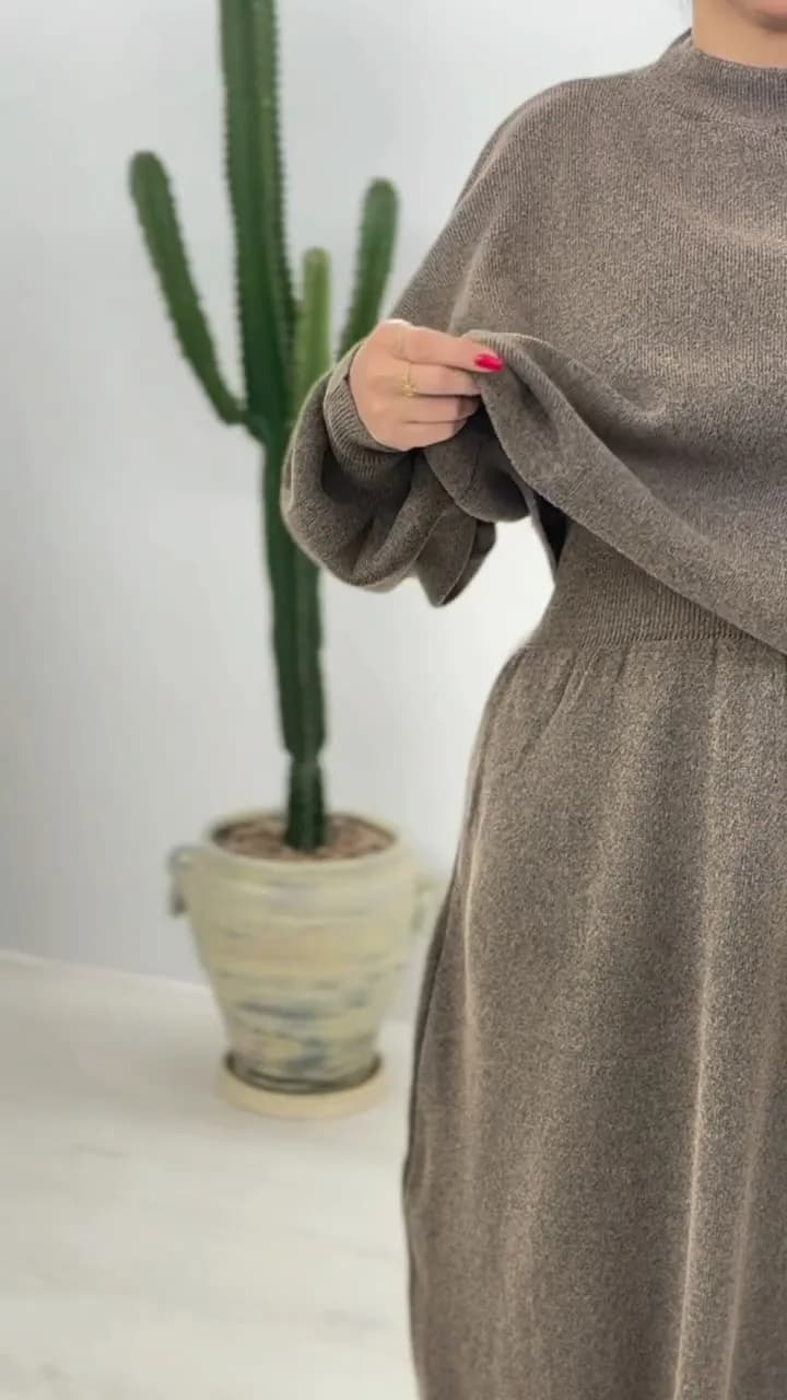 سارافن بافت، رنگ قهوه‌ای، جنس بافتنی، یقه‌گرد آستین‌بلند بلند
