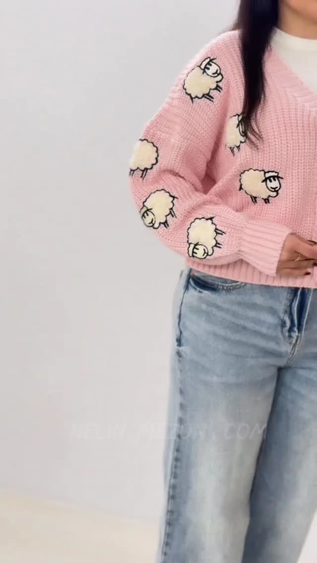 ژاکت بافت ببعی، رنگ صورتی، کرم و سفید، جنس بافتنی، طرح گلدوزی، کوتاه، یقه V، آستین‌بلند