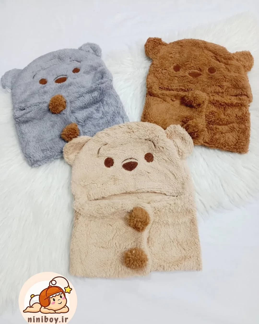 کلاه پشمالو با شال سرهمی، رنگ خاکستری، قهوه‌ای و کرم، جنس خز و پشمی، کلاه سرخود، جیب‌دار