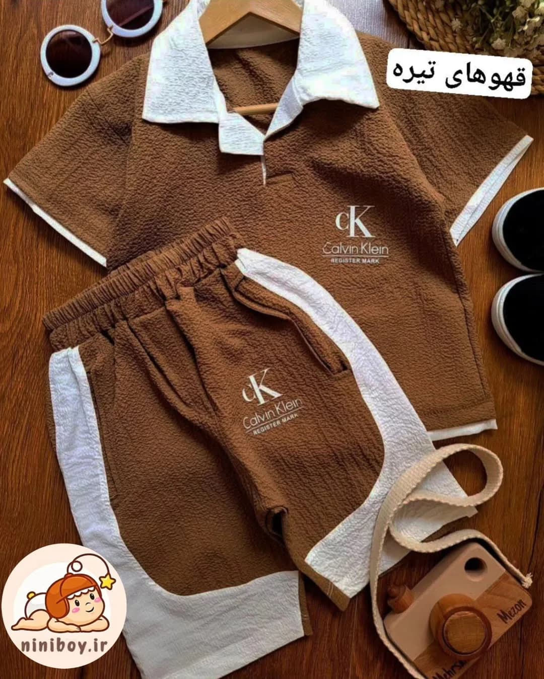 ست تیشرت و شلوارک نخی کولردار، رنگ قهوه‌ای و سفید، جنس بافتنی، یقه برگردان آستین کوتاه