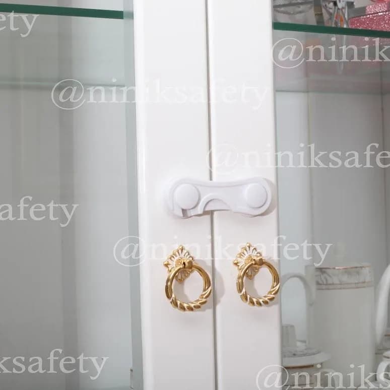 قفل کابینت نی نی ک، رنگ سفید و طلایی، جنس پلاستیک و فلز، قفل ایمنی کابینت
