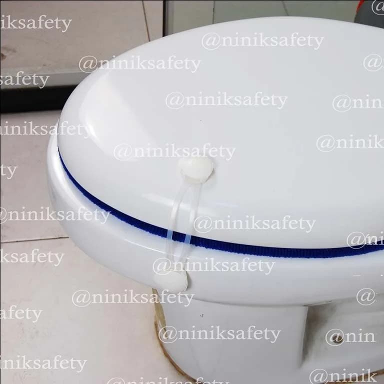 قفل ایمنی توالت فرنگی نی نی ک، رنگ سفید، جنس پلاستیک، بنددار، دایره‌ای