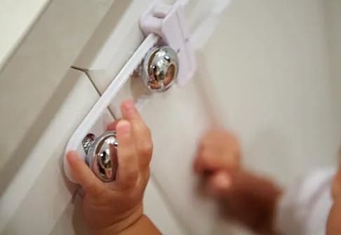 قفل کابینت و کمد قابل تنظیم N9371 نی نی ک، رنگ سفید، جنس پلاستیک، بنددار، تخت