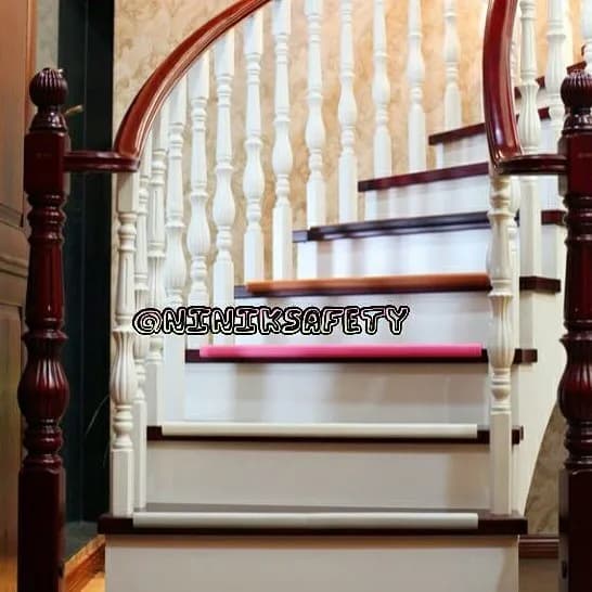 محافظ لبه پله پهن نی نی ک، رنگ صورتی و سفید، جنس پلاستیک، نواری