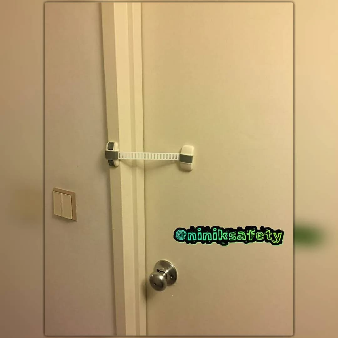 قفل ایمنی درب اتاق نی نی ک، رنگ سفید و خاکستری، جنس پلاستیک، تسمه‌ای