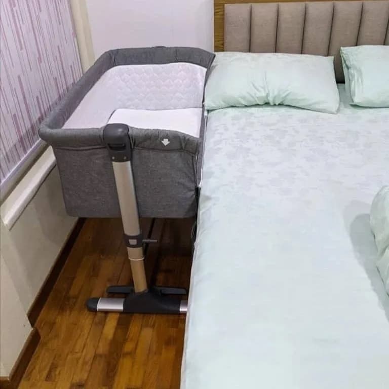 تخت کنار مادر