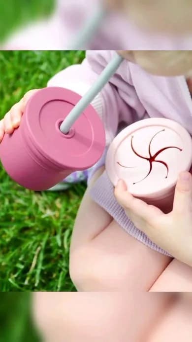 لیوان نی دار و اسنک خوری سیلیکونی Minikoioi، رنگ صورتی و یاسی، لیوان با نی و درب