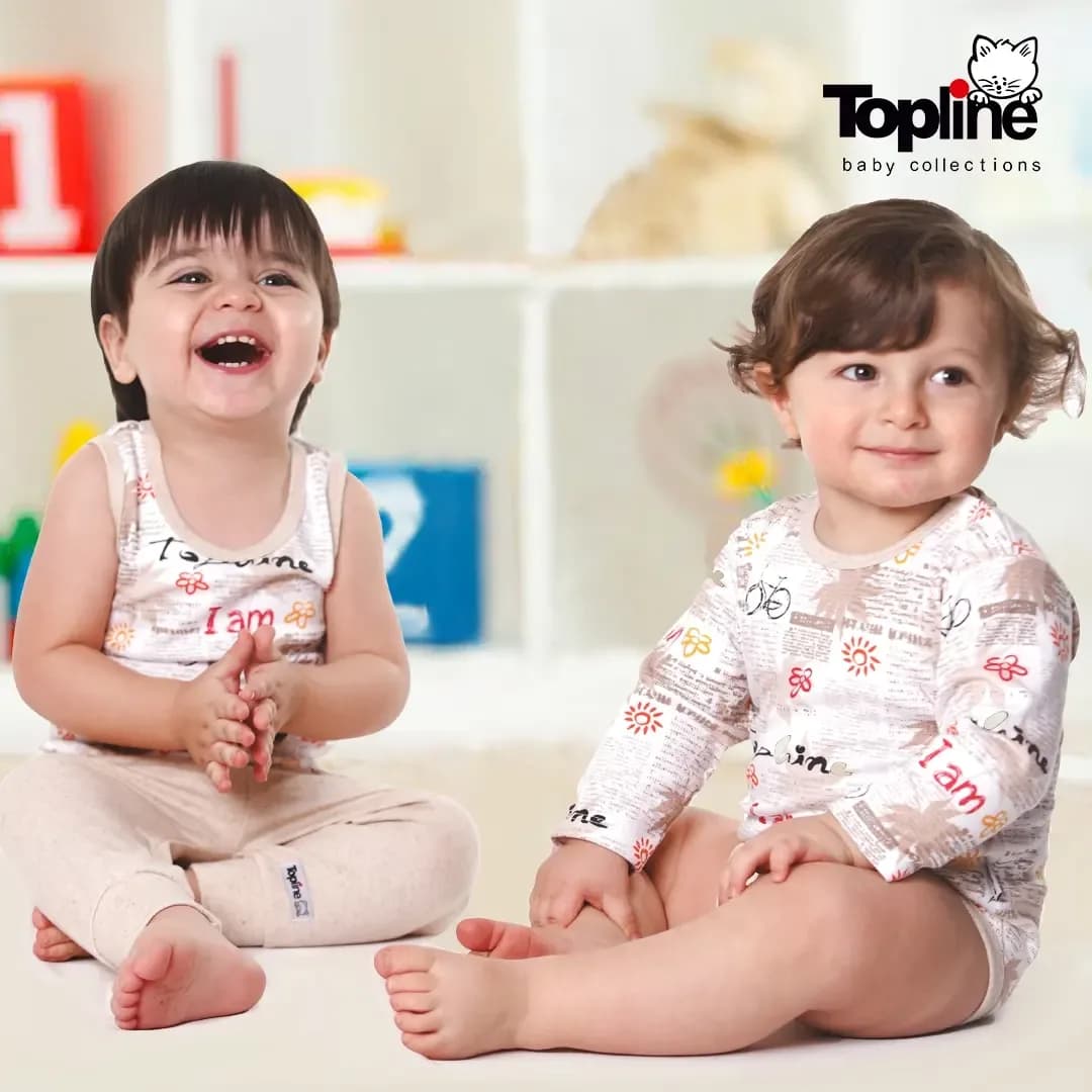 لباس نوزاد طرح روزنامه تاپ لاین، رنگ سفید و کرم، جنس پنبه، رکابی و آستین بلند