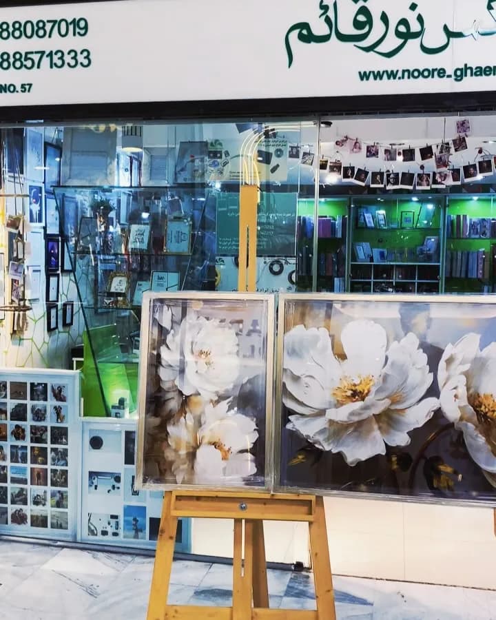 ست تابلو دکوراتیو سهتکه، رنگ سفید، خاکستری و قهوهای، جنس چوب، طرح گلدار، مستطیل عمودی و افقی