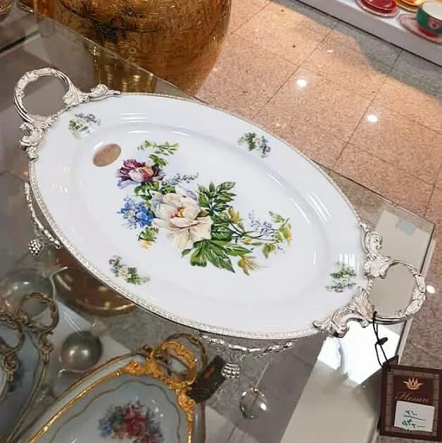 دیس بیضی فریم نقره‌ای رزسفید، رنگ رنگی، جنس چینی و فلز، طرح گلدار، دسته‌دار
