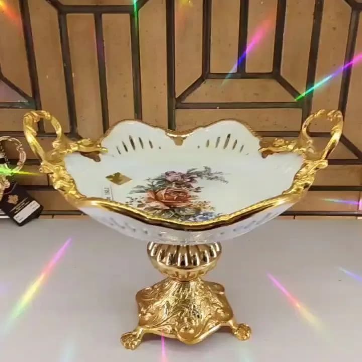 شکلات‌خوری پایه‌بلند در دو سایز، رنگ سفید و طلایی، جنس سرامیک، طرح گلدار، دیس با دسته و پایه