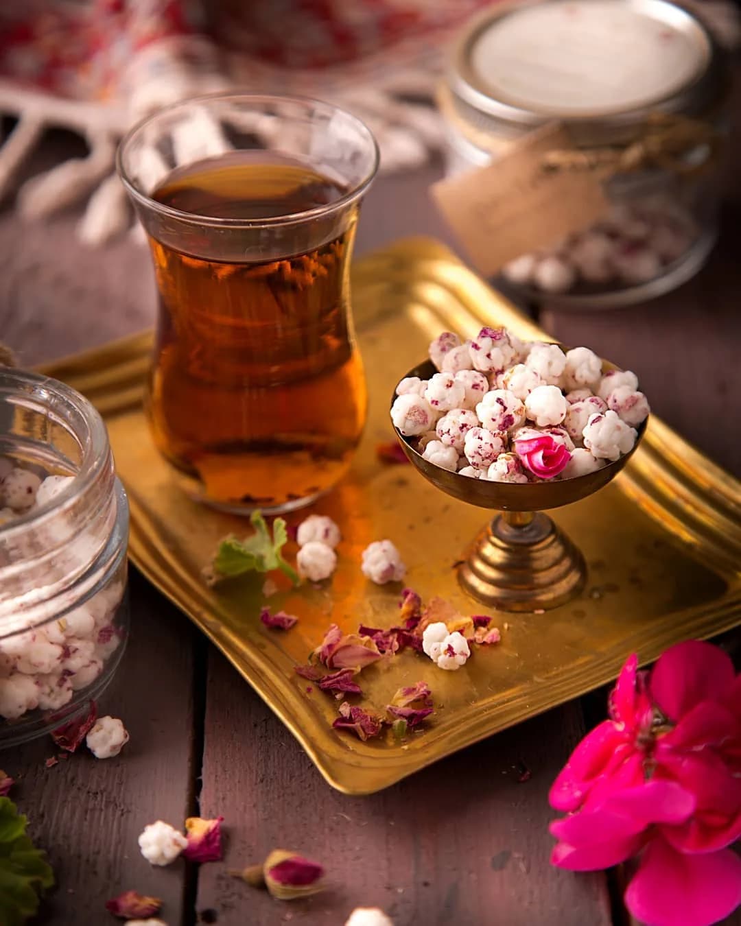 نقل گل محمدی، رنگ سفید، صورتی و طلایی، جنس شیشه و فلز، استوانهای دربدار
