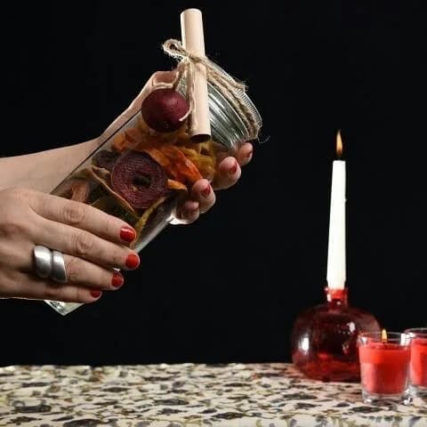 پک هدیه میوه خشک، رنگ قرمز، زرد و سیاه، جنس شیشه و پارچه، ورقه‌ای