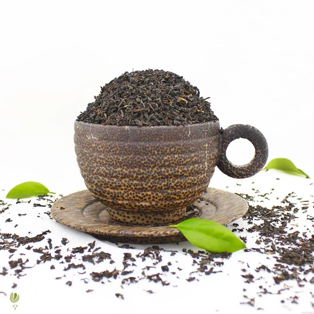چای سیاه درجه یک، رنگ قهوه‌ای تیره، دانه‌های ریز
