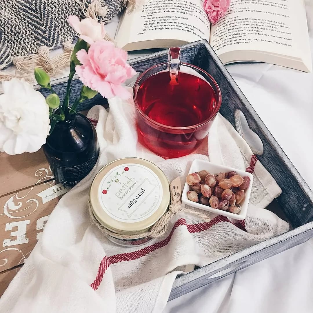 آبنبات زرشک پسته، رنگ قرمز، جنس شیشه، جار شیشه‌ای