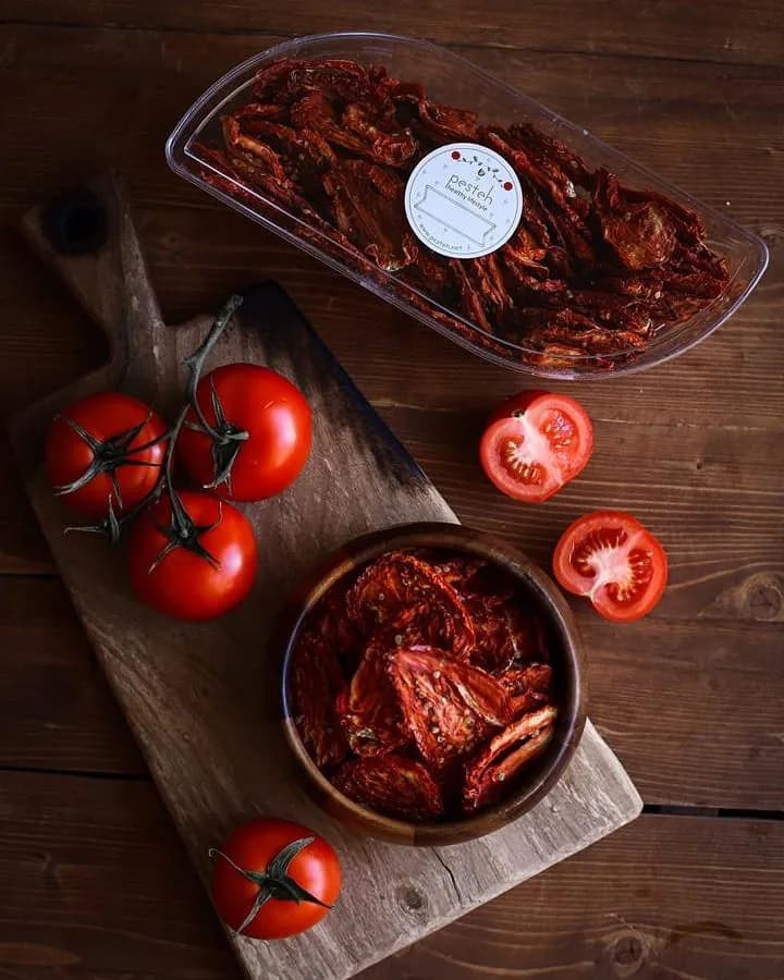 گوجه فرنگی خشک، رنگ قرمز، جنس پلاستیک و چوب، ظرف بیضی