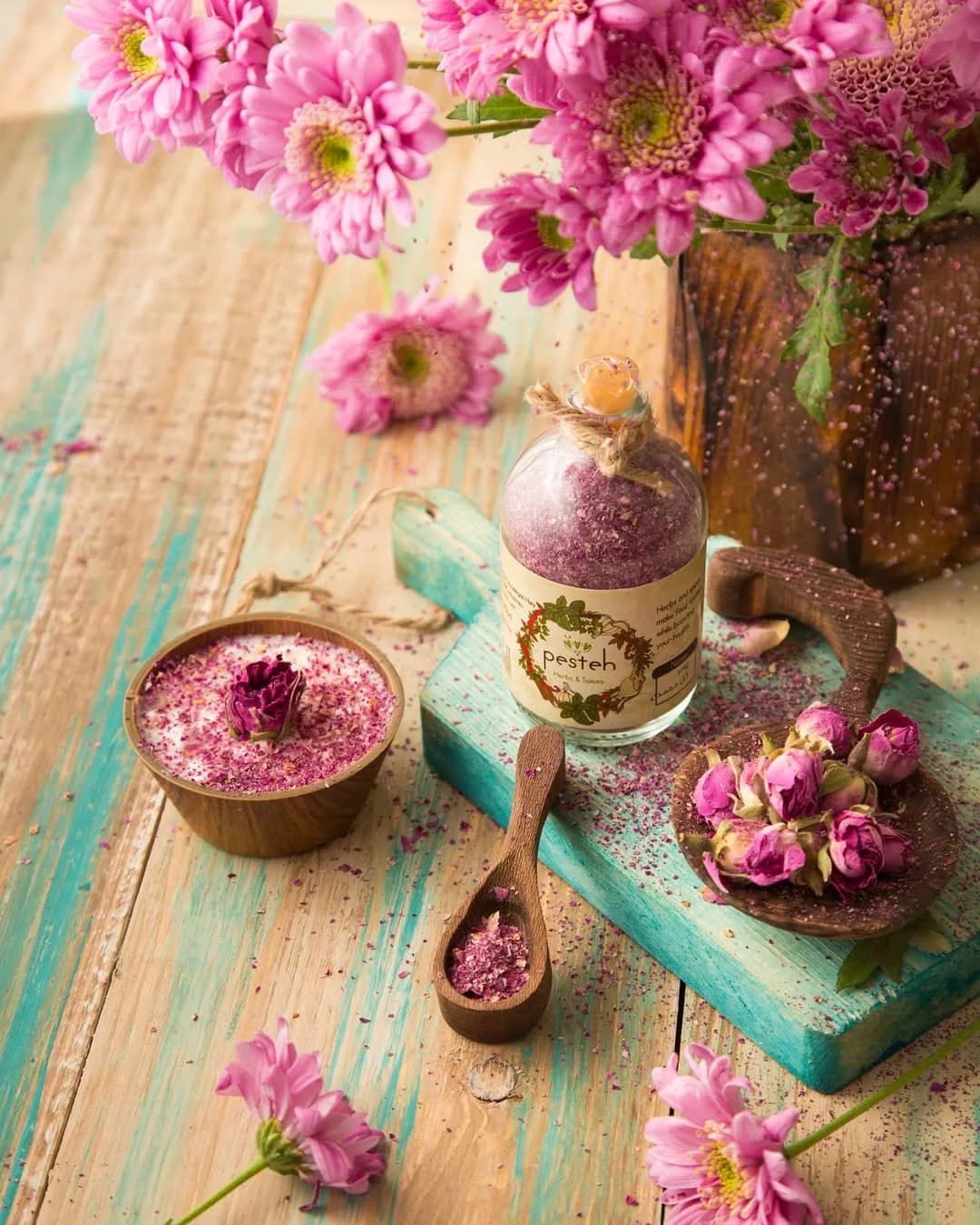 پودر گل سرخ پسته، رنگ صورتی و بنفش، جنس شیشه، در شیشه