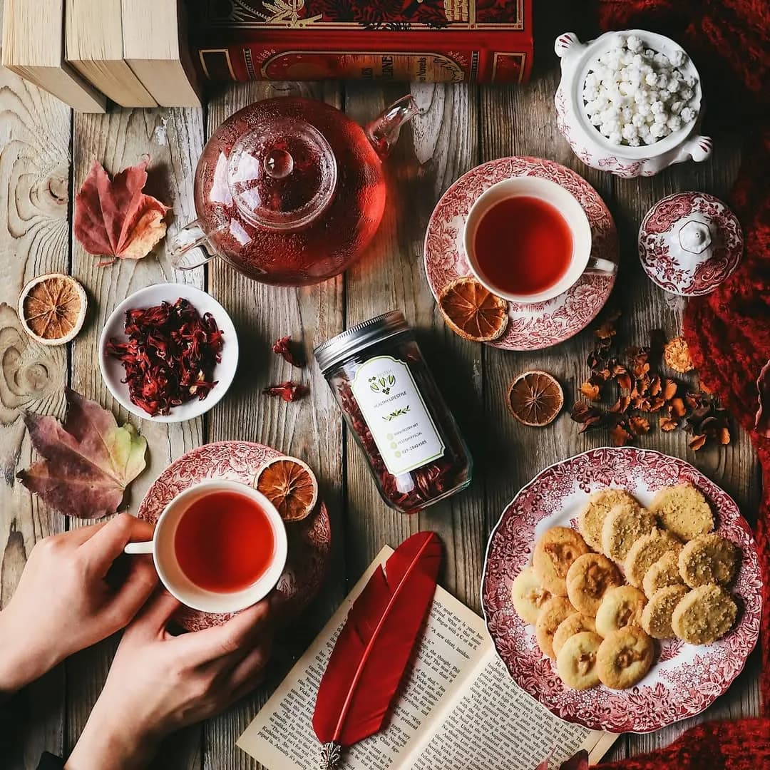 چای ترش پسته، رنگ قرمز و قهوهای، جنس شیشه و سرامیک، قوری و فنجان