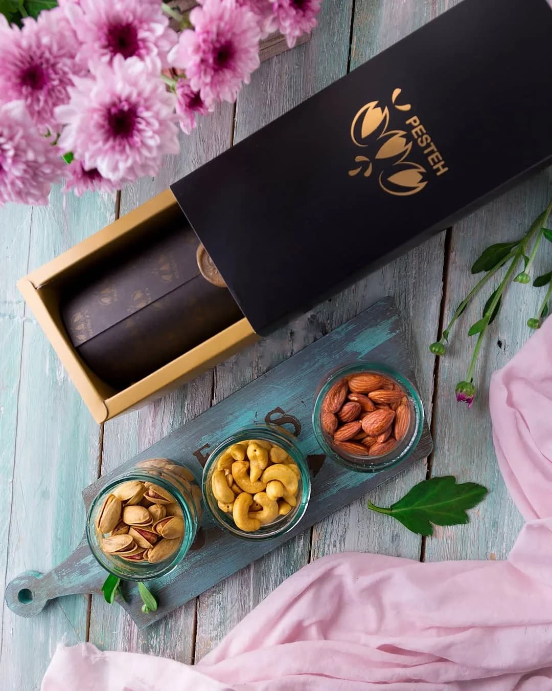 پک لوکس آجیل پسته، رنگ قهوه‌ای و کرم، مخلوط در ظروف شیشه‌ای