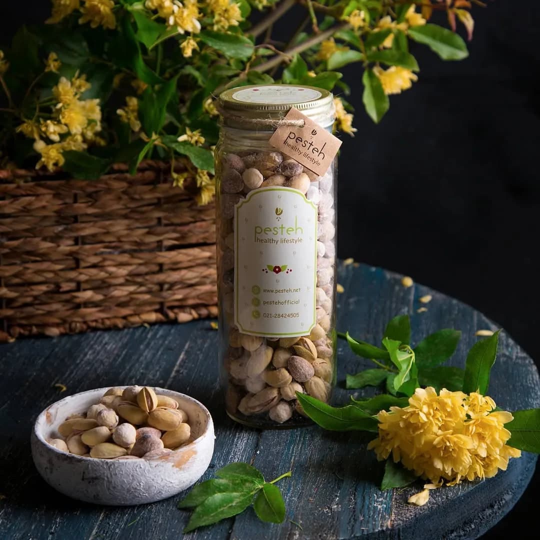 پسته نمک دریایی، رنگ کرم، قهوه‌ای و سبز، شیشه استوانه‌ای دردار