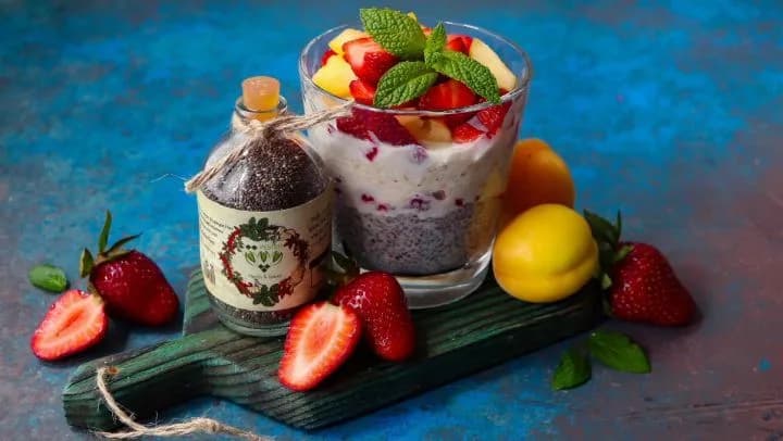 دانه چیا پسته، رنگ خاکستری تیره، جنس شیشه، در بطری