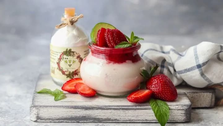 پودینگ توت فرنگی، رنگ سفید و قرمز، در جار