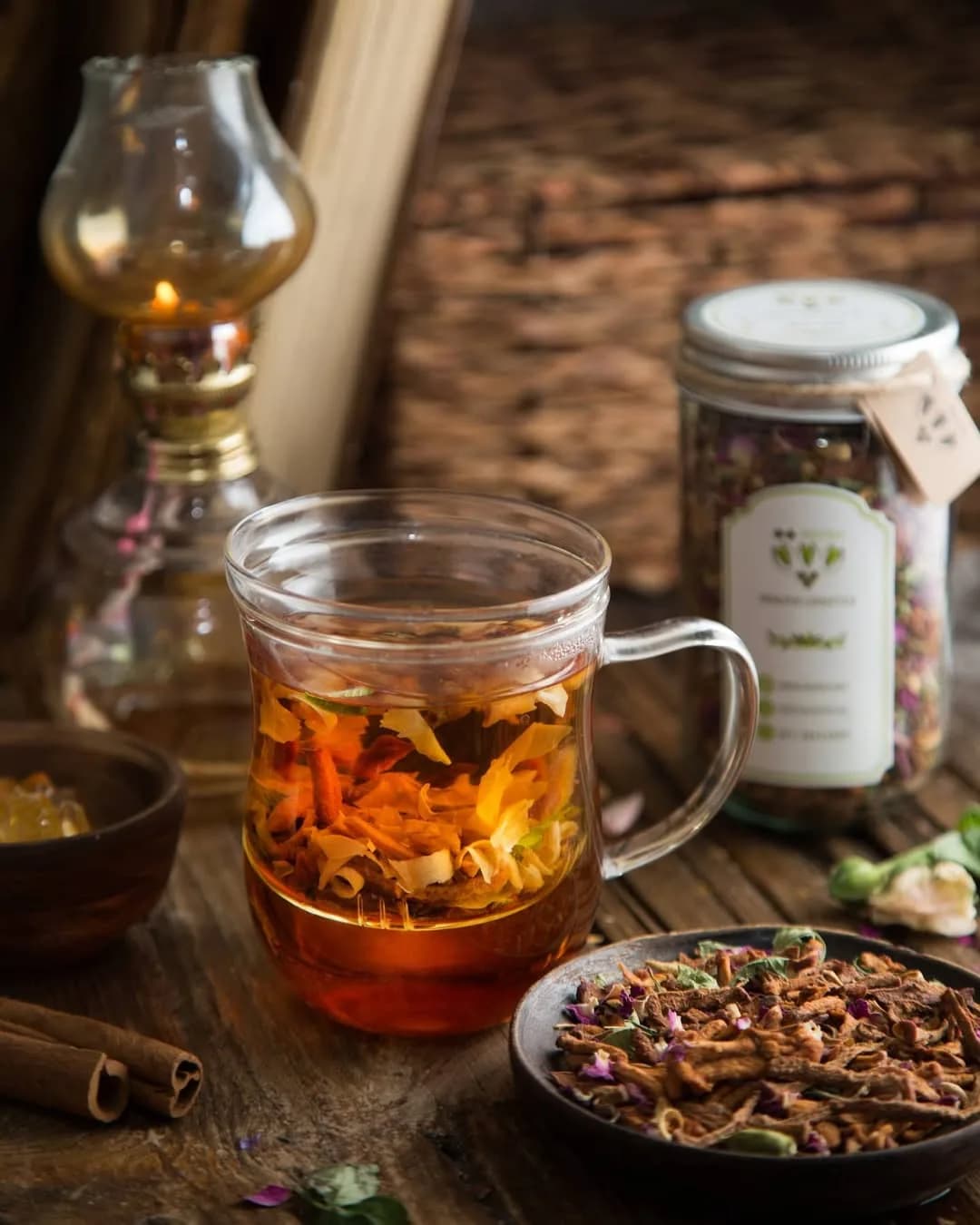 دمنوش آرام نوش، رنگ قهوه‌ای و نارنجی، مایع و گیاه خشک