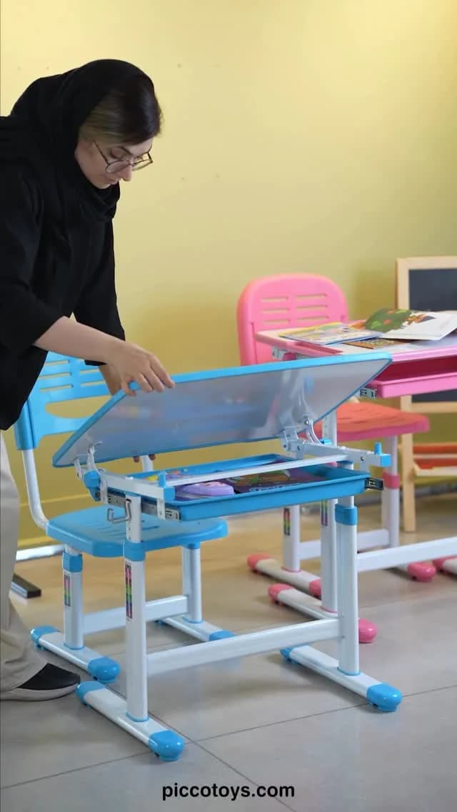 میز تحریر کودک، رنگ آبی و سفید، جنس پلاستیک و فلز، قابل تنظیم، دارای فضای ذخیره