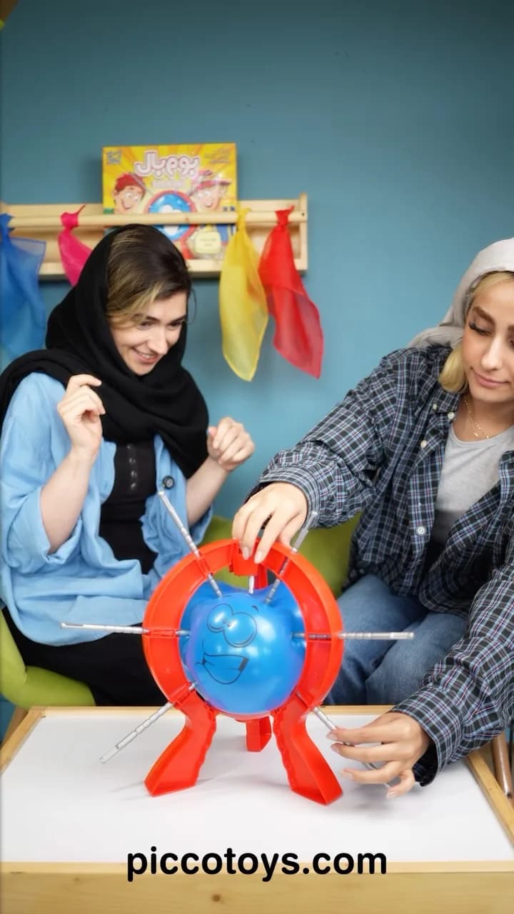 بازی بوم بال، رنگ قرمز و آبی، جنس پلاستیک، دایره‌ای با میله‌ها