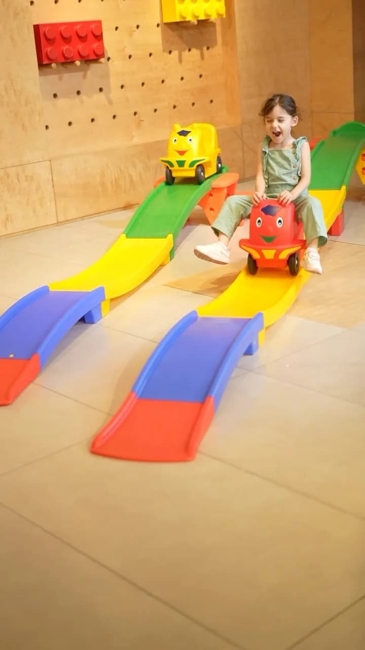 سطح شیب‌دار ماشین‌بازی کودک