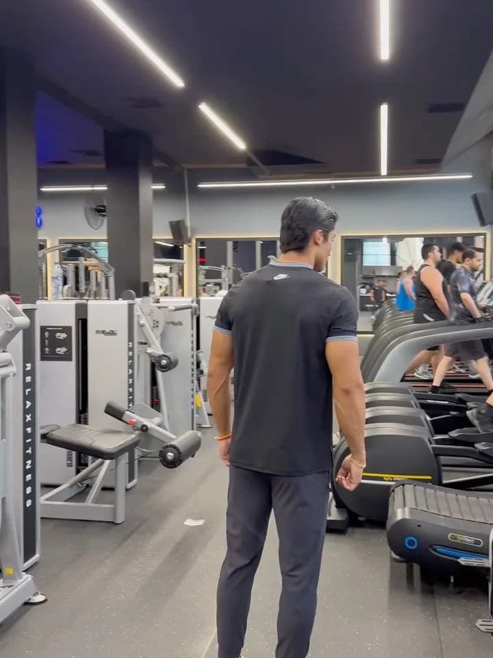 ست تیشرت و شلوار ورزشی مردانه، رنگ مشکی و خاکستری، جنس کتان، تی‌شرت آستین کوتاه و شلوار