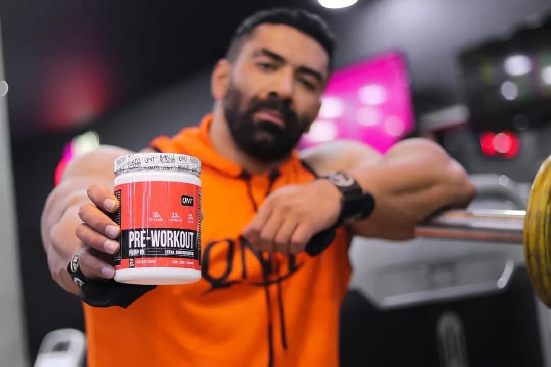 مکمل پیش از تمرین Pre Workout QNT، رنگ سفید و قرمز، جنس پلاستیک، ظرف پلاستیکی دربدار